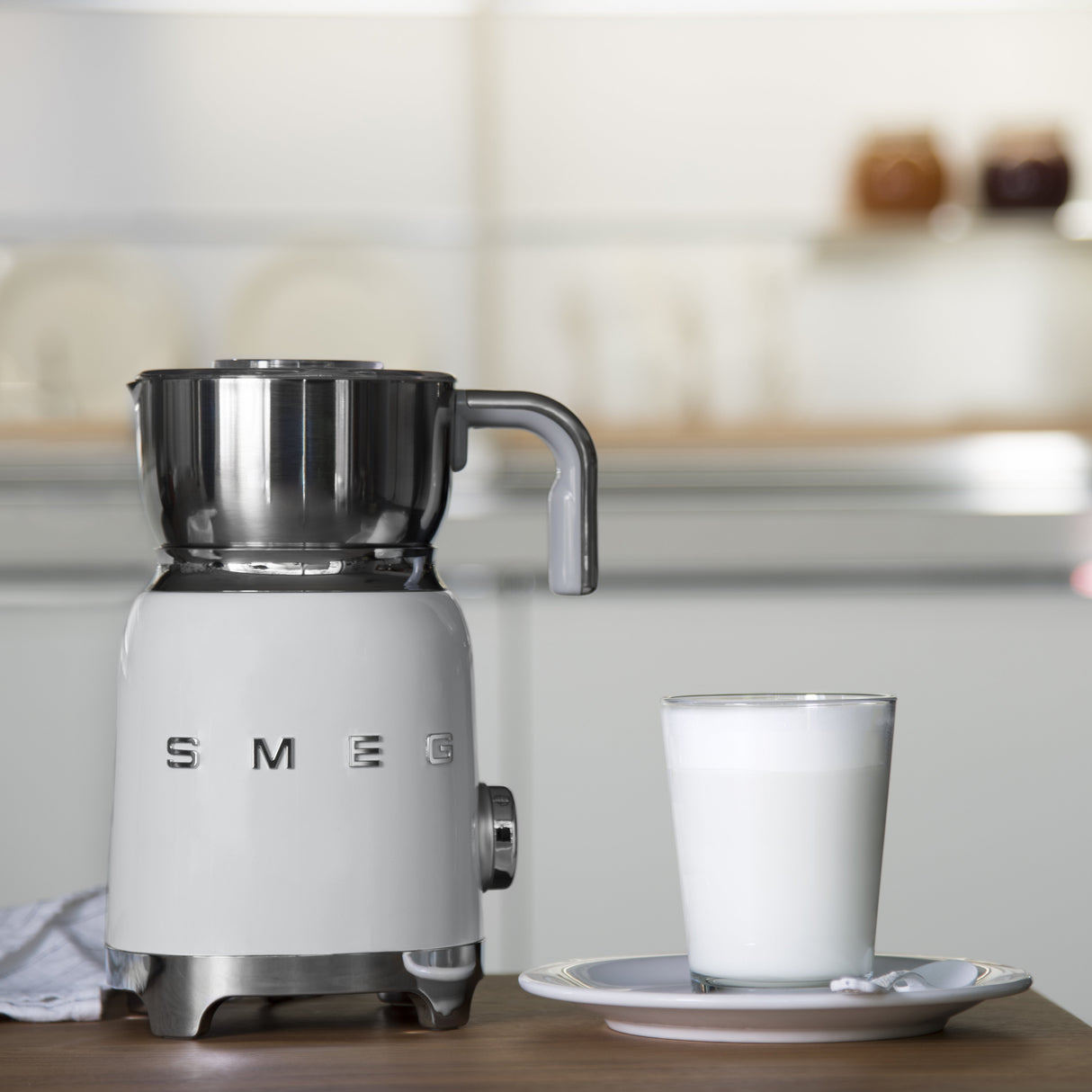 EAN 8017709316136 - Smeg MFF11WHEU espumador o calentador de leche Calentador/espumador de leche automático Blanco imagen 8