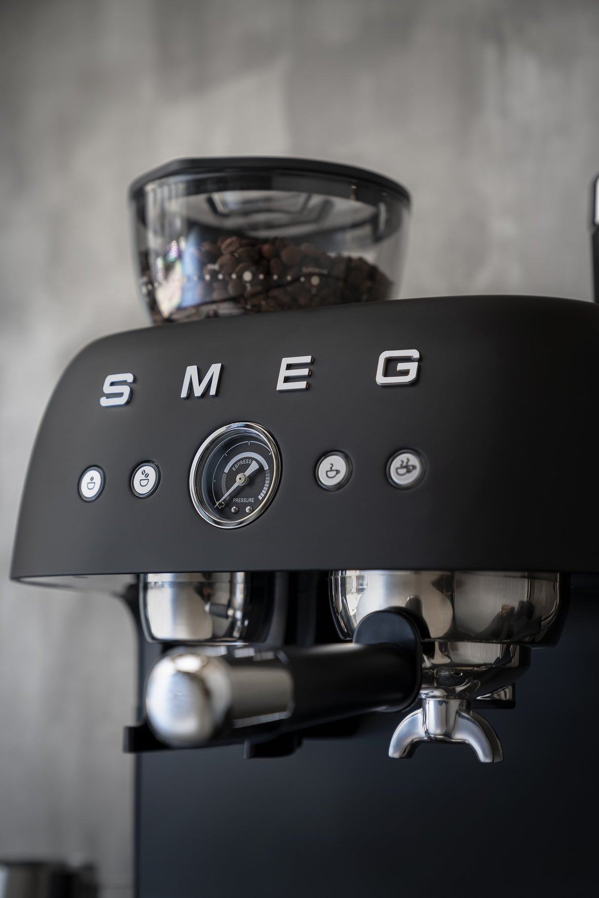 EAN 8017709354572 - Smeg EGF03BLMEU cafetera eléctrica Manual Máquina espresso 2,4 L imagen 18