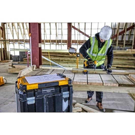 Portapapeles Dewalt Tstak, Base Amarilla/Negra, Con Luz Led De 180° Dwst82732-1