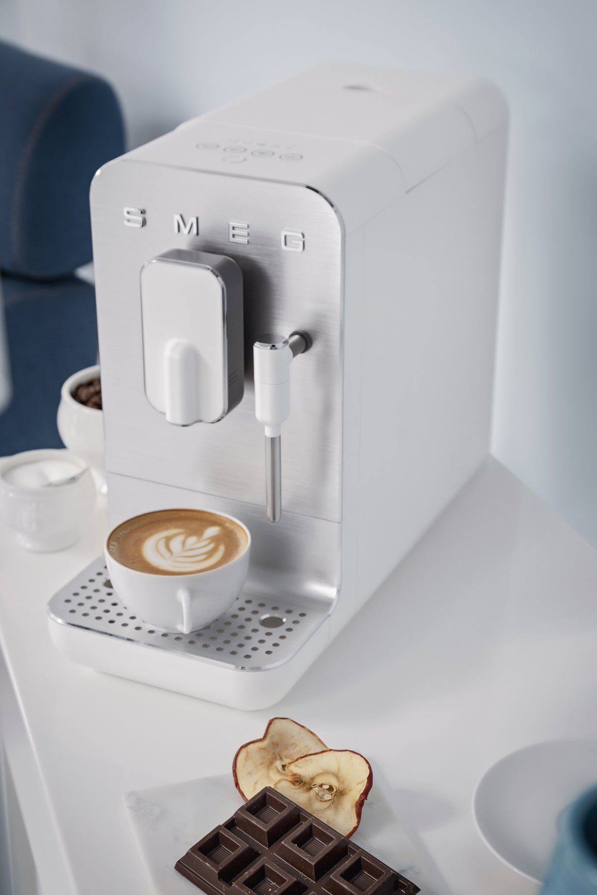 EAN 8017709334932 - Smeg BCC12WHMEU cafetera eléctrica Máquina espresso 1,4 L imagen 32