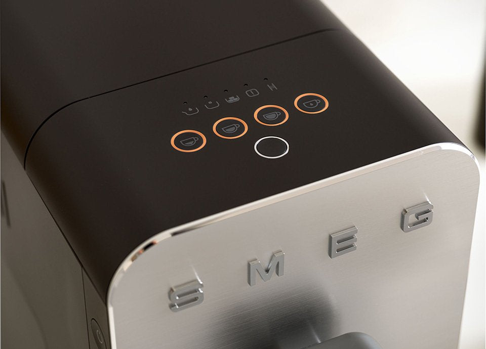 EAN 8017709334734 - Smeg BCC11BLMEU cafetera eléctrica Totalmente automática Máquina espresso 1,4 L imagen 34