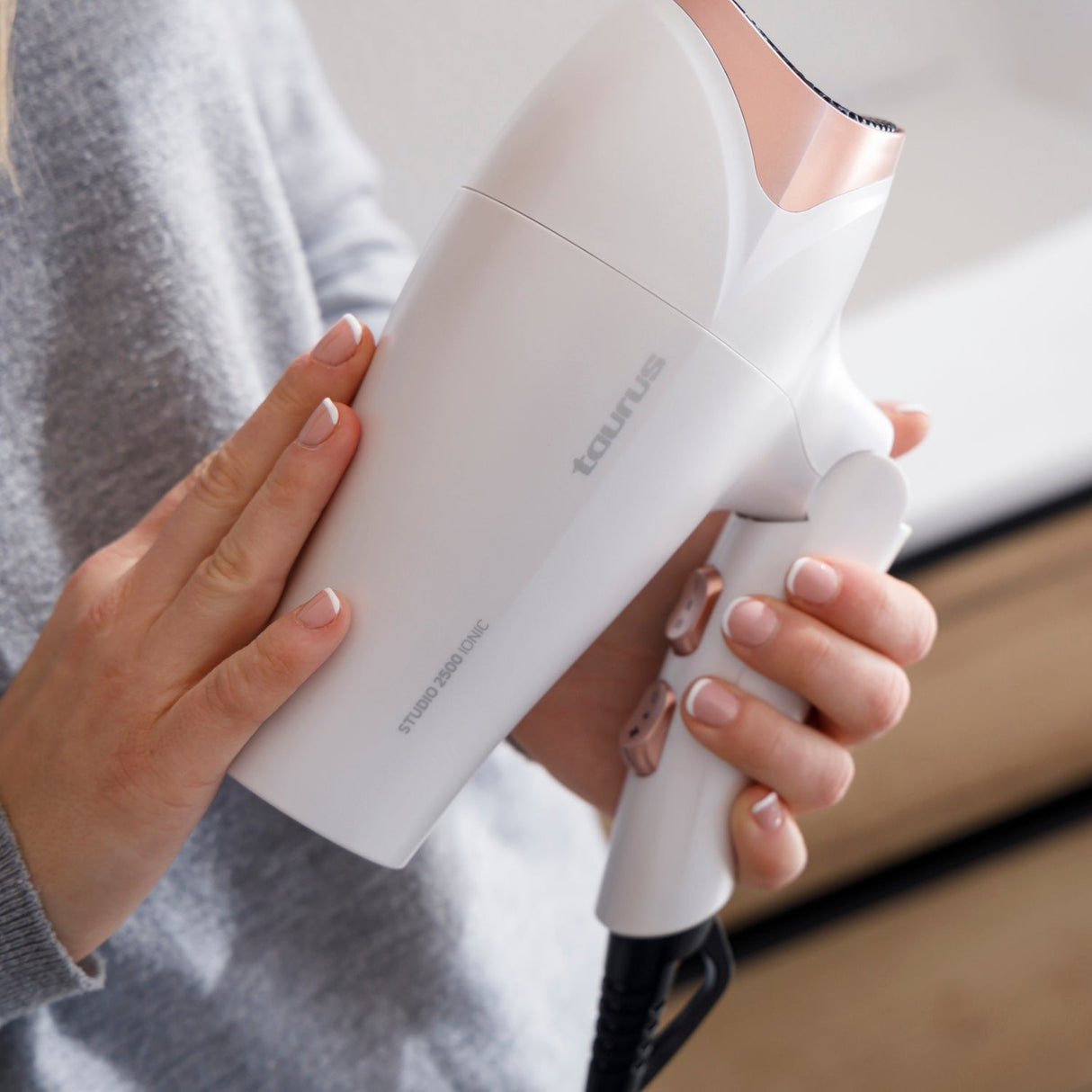EAN 8414234001160 - Taurus STUDIO 2500 IONIC secador 2400 W Blanco imagen 4