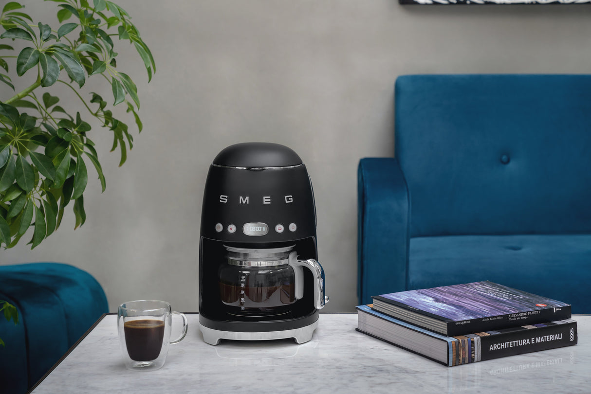 EAN 8017709329419 - Smeg DCF02BLMEU cafetera eléctrica Totalmente automática Cafetera de filtro 1,4 L imagen 5