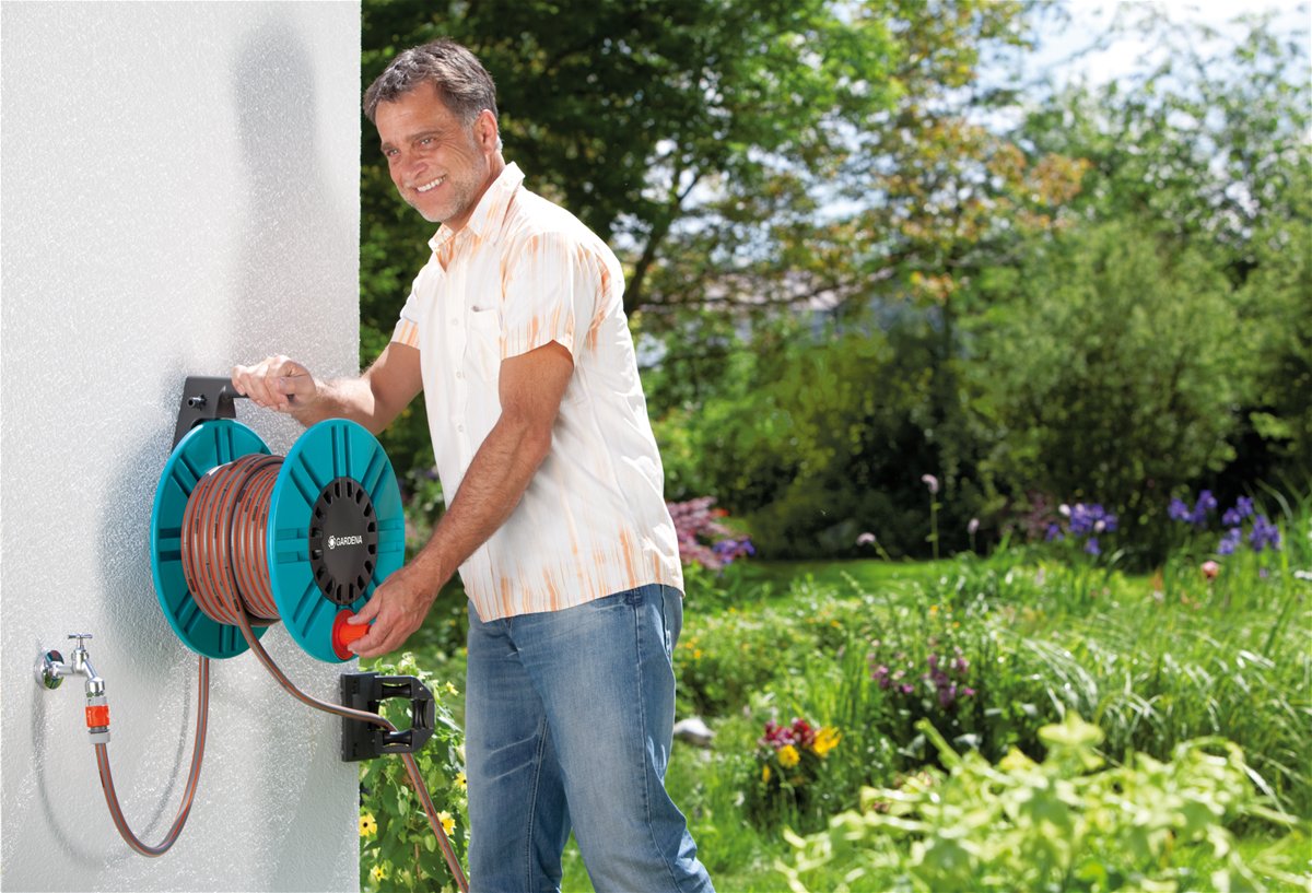 EAN 4078500265003 - Gardena 2650-20 carrete de manguera de jardín Carrete de pared Manual Negro, Turquesa imagen 2