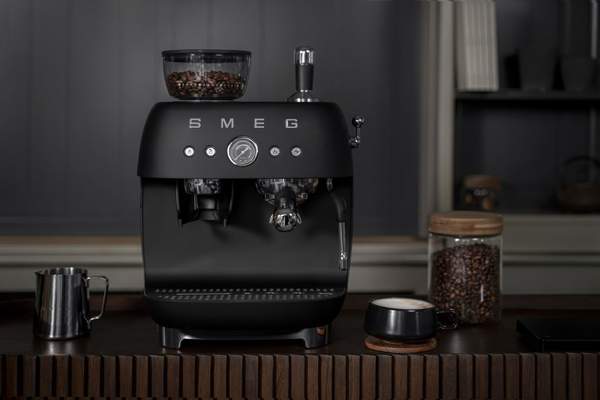 EAN 8017709354572 - Smeg EGF03BLMEU cafetera eléctrica Manual Máquina espresso 2,4 L imagen 25
