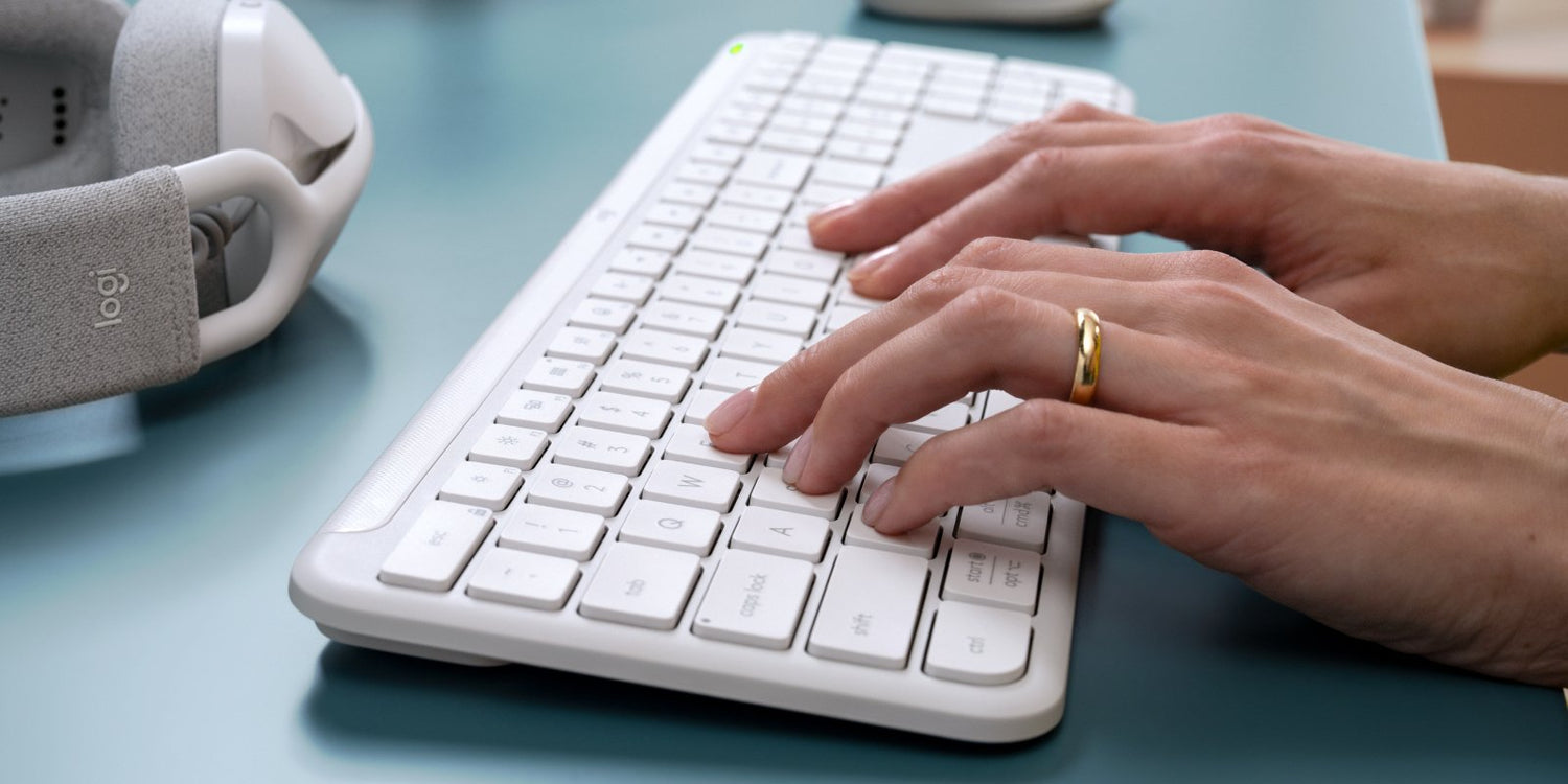 Teclado Alemán Logitech K950 Signature Slim Rf Wireless + Bluetooth Qwertz Grafito