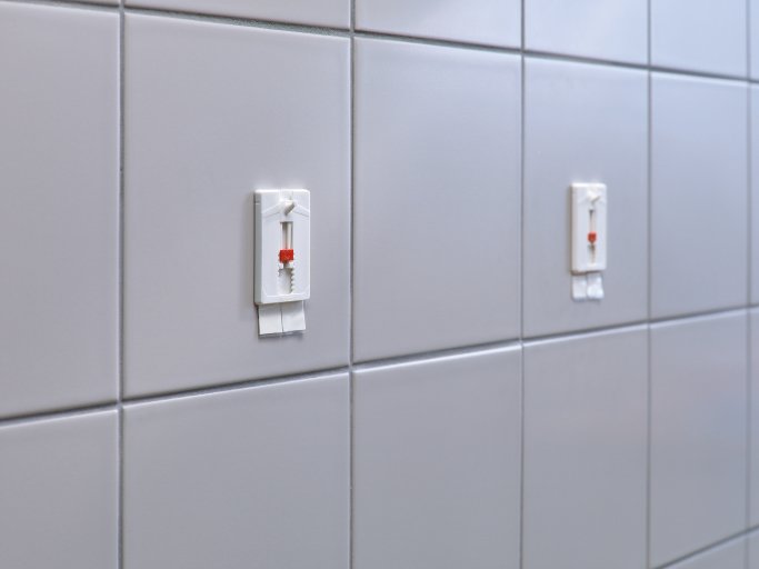 Tesa Clavo Adhesivo Ajumable Azulejos Y Metal Hama 4kg 2uds.