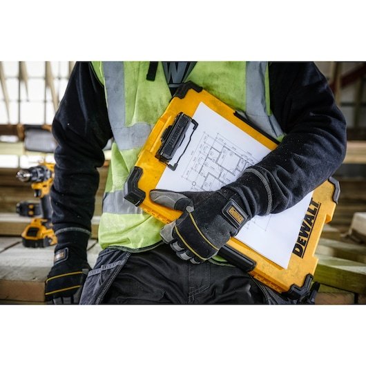 Portapapeles Dewalt Tstak, Base Amarilla/Negra, Con Luz Led De 180° Dwst82732-1