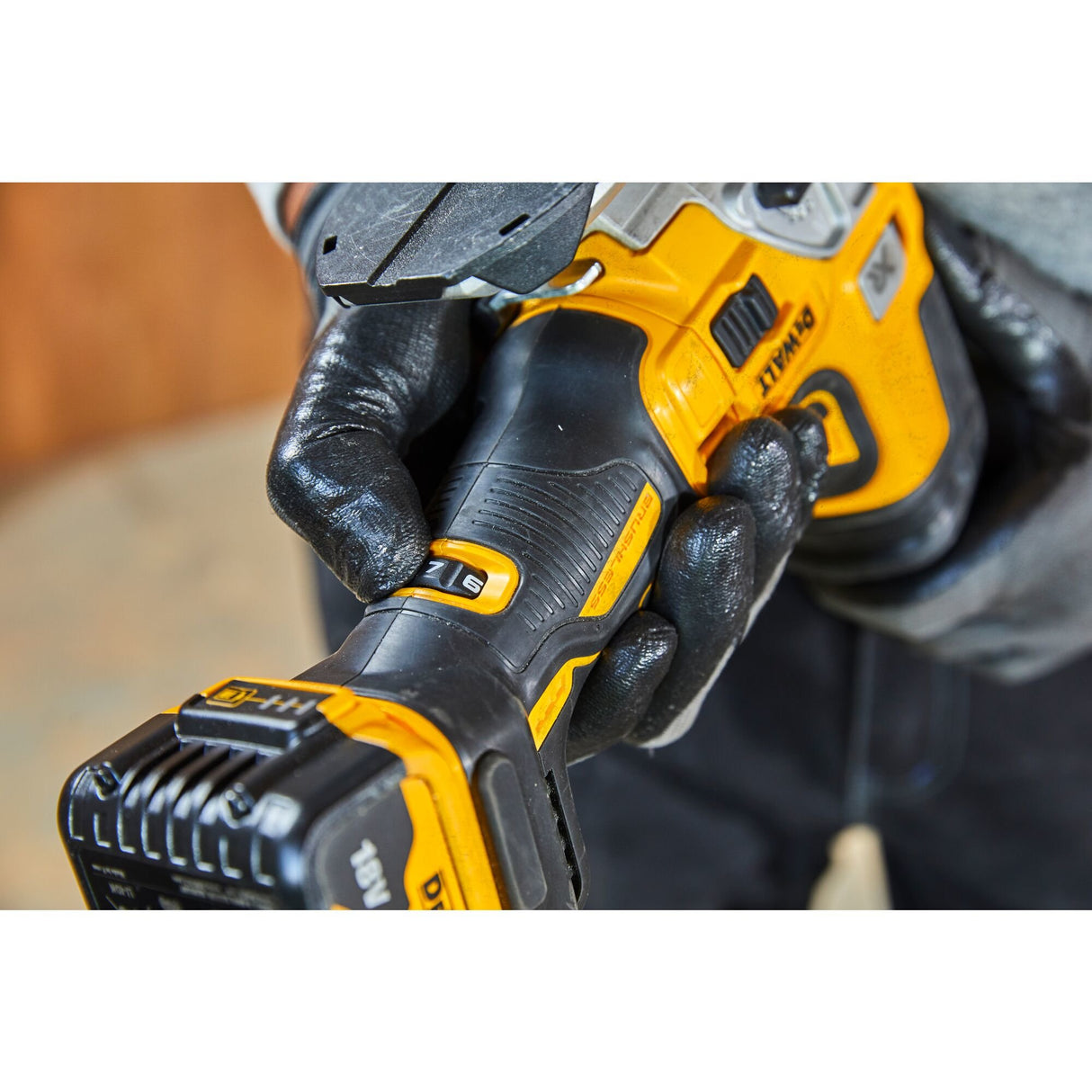 EAN 5035048705742 - DeWALT DCS335N-XJ power jigsaws 2 kg imagen 13