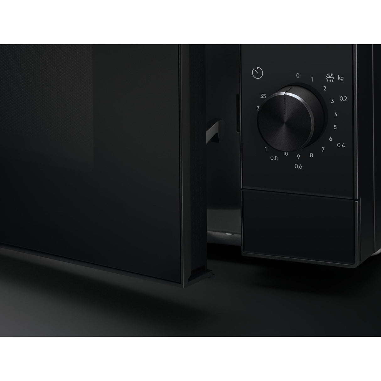 EAN 7332543820368 - Electrolux EMZ421MMK Negro Microondas combinado Encimera 21 L 800 W imagen 16