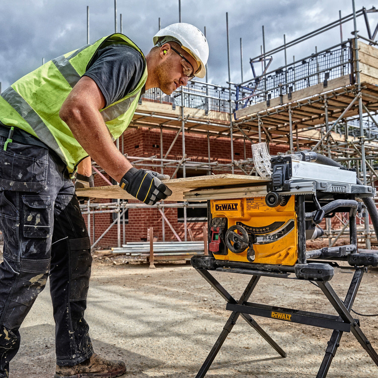 Sierra De Mesa Dewalt Dwe7485 Amarillo/Negro, 1.850 Vatios Dwe7485-Qs