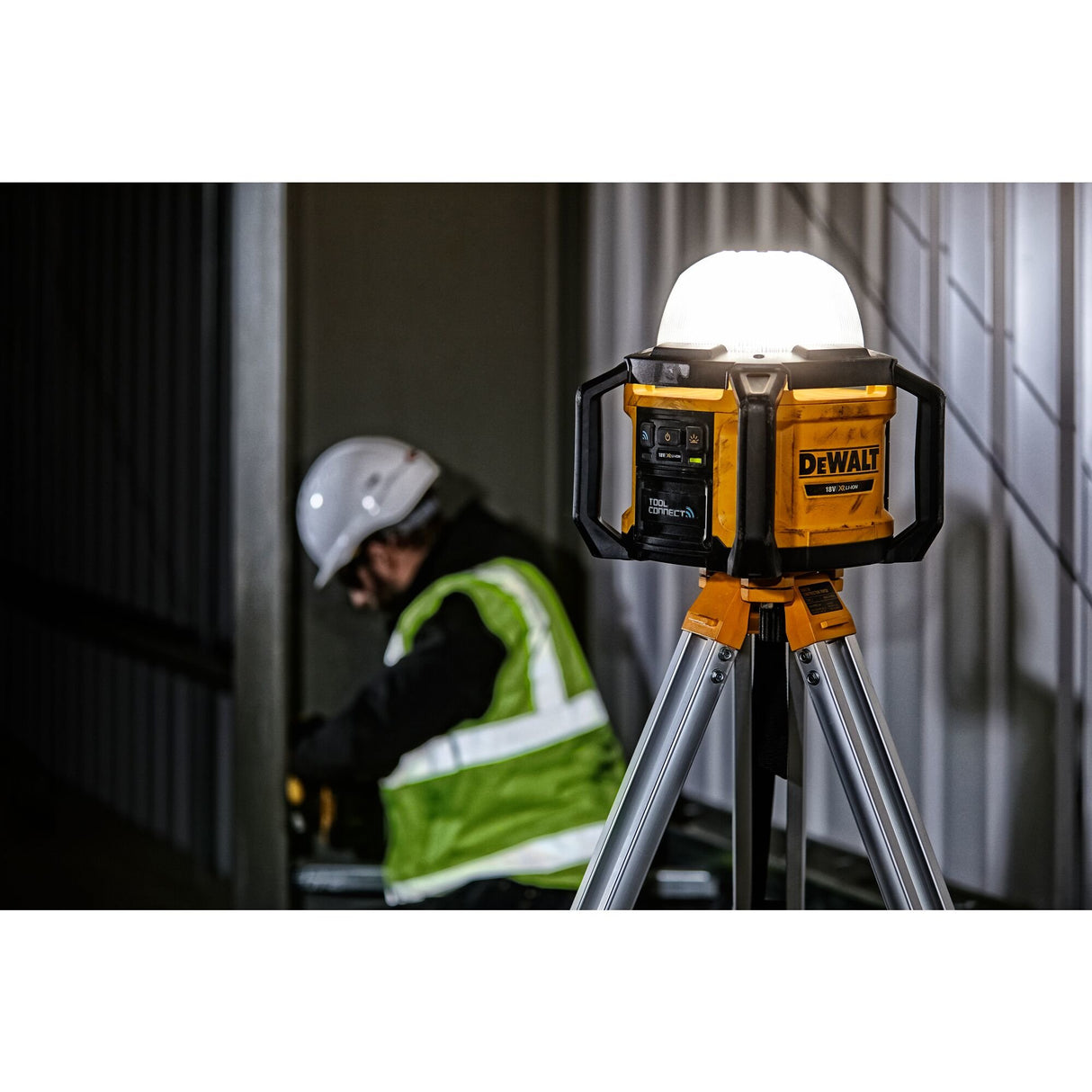 EAN 5035048706169 - DeWALT DCL074-XJ luz de trabajo imagen 3