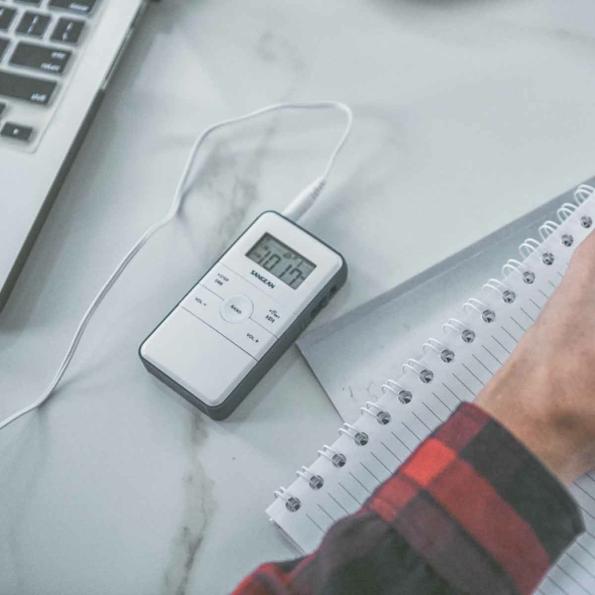 Sangean Dt-140 Blanco Radio De Bolsillo Fm Am Batería Recargable