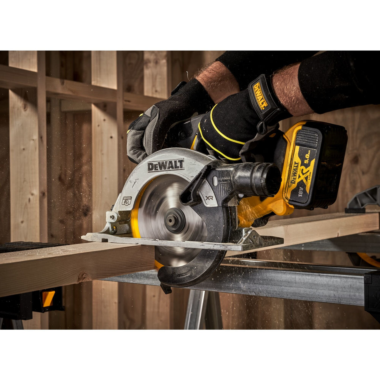 EAN 5035048739969 - DeWALT DCS565N-XJ sierra circular portátil 2400 W imagen 5