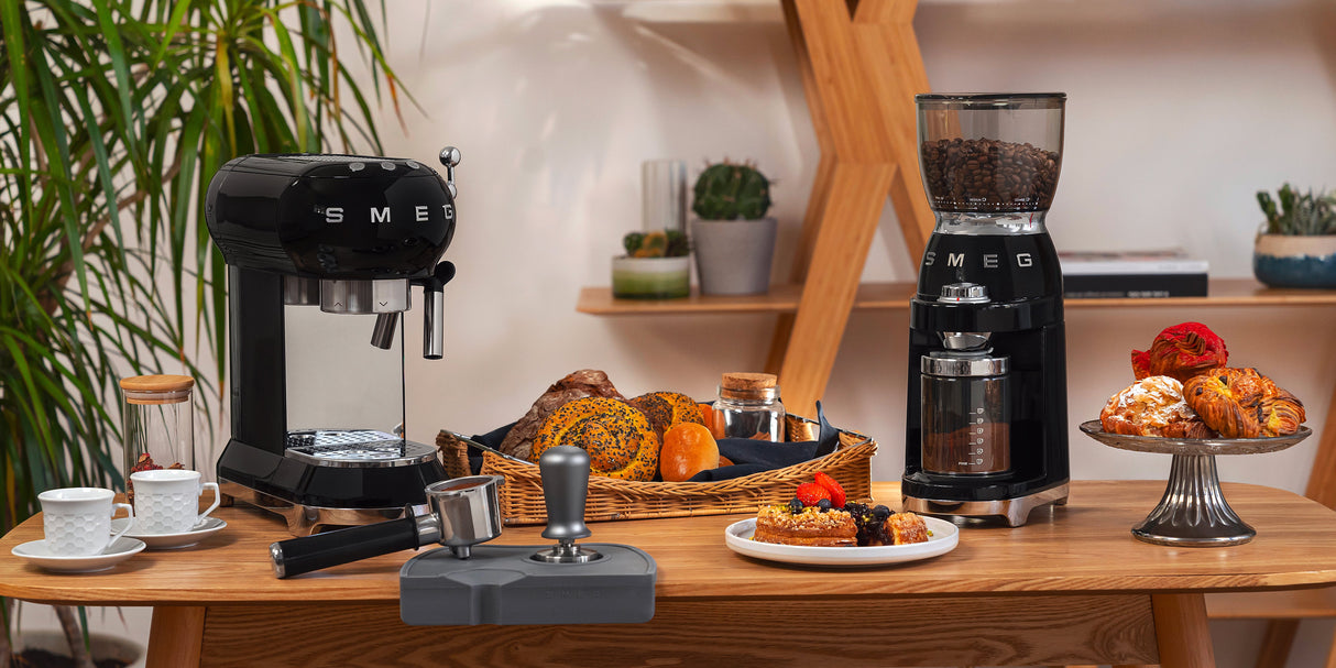 EAN 8017709317966 - Smeg CGF11BLEU molinillo de café 150 W Negro imagen 19