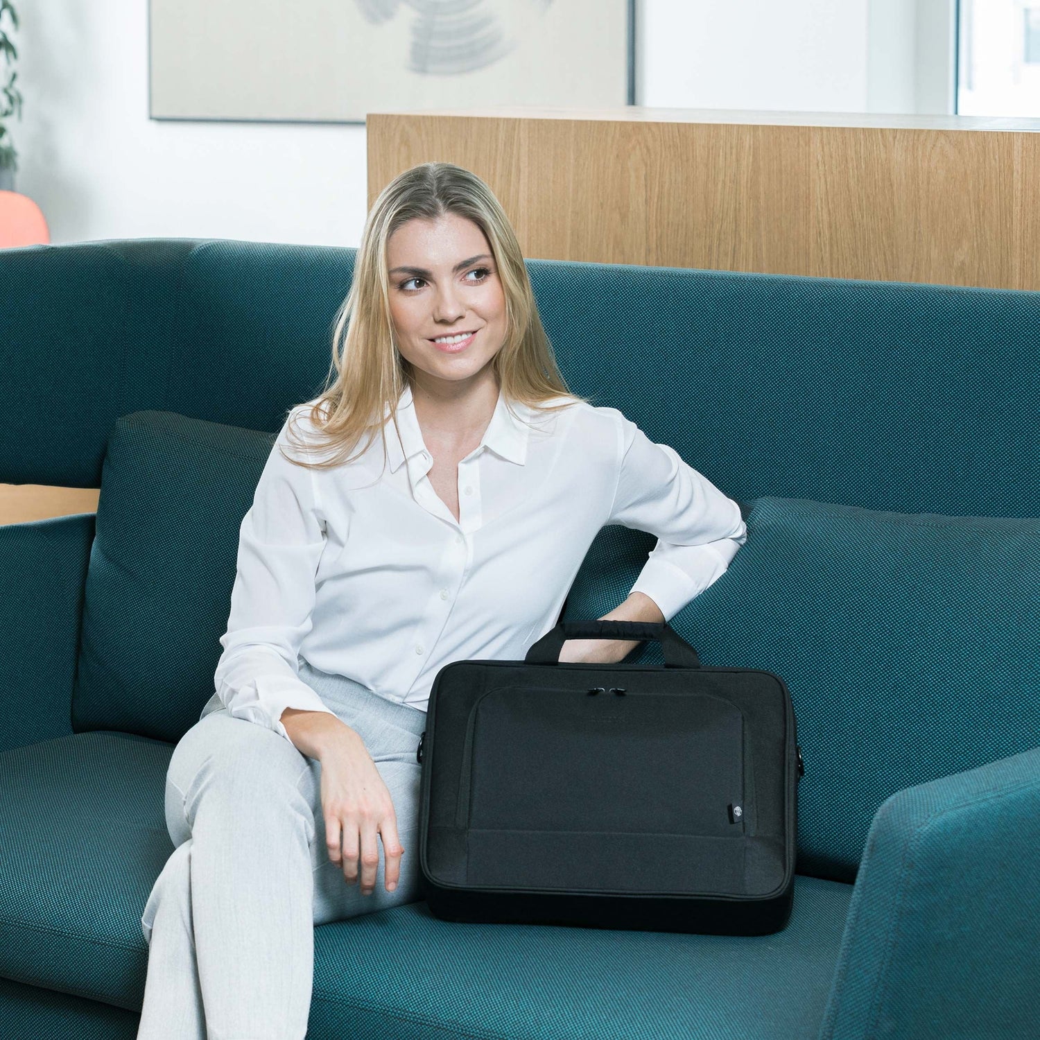 EAN 7640186418980 - DICOTA Eco Top Traveller BASE 39,6 cm (15.6") Maletín Toploader Negro imagen 6