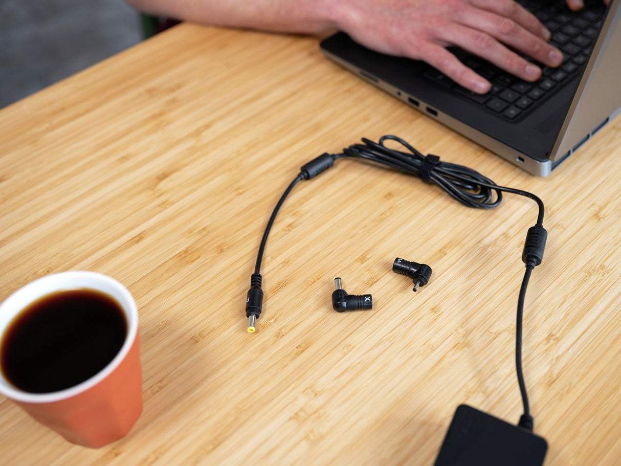 Cargador De Portátil Universal Trust Primo 22142 90w Automático 6 Conectores Voltaje 18-20v