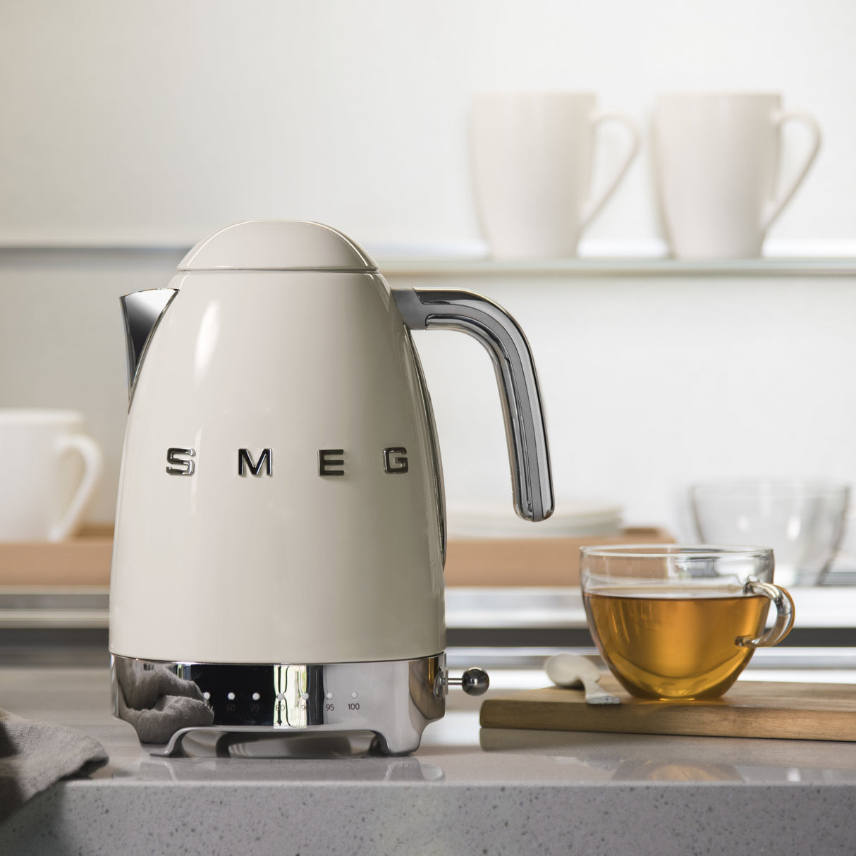 EAN 8017709231378 - Smeg KLF04CREU tetera eléctrica 1,7 L 2400 W Crema de color imagen 10