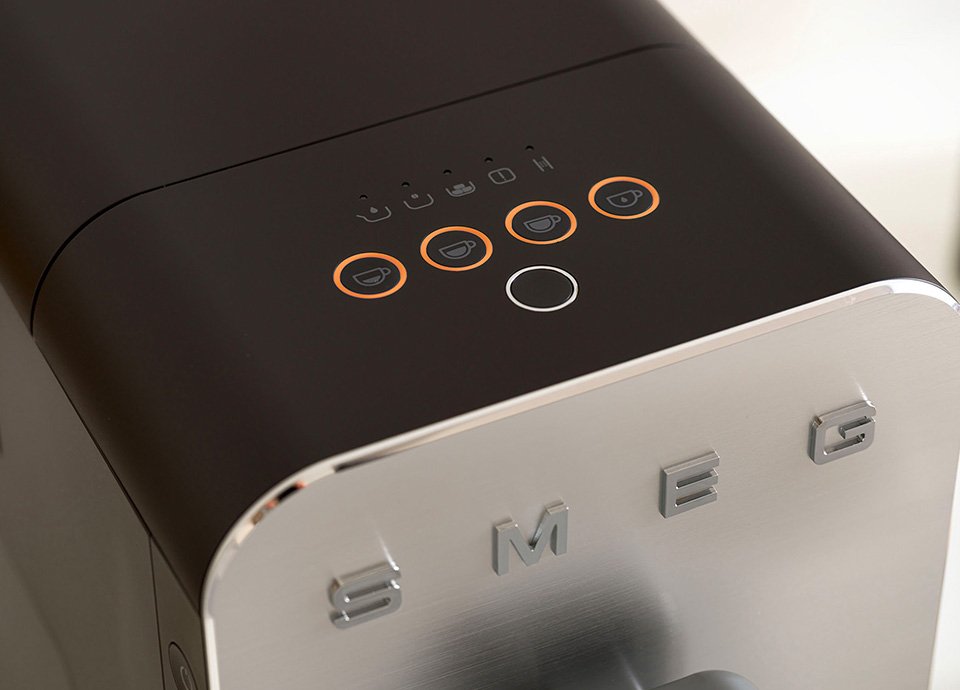 EAN 8017709334734 - Smeg BCC11BLMEU cafetera eléctrica Totalmente automática Máquina espresso 1,4 L imagen 38