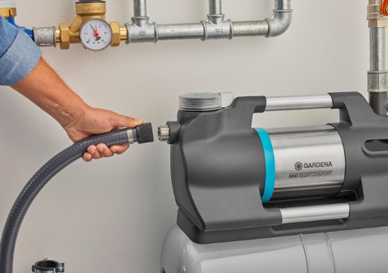 Bomba Depuradora Doméstica Gardena 6300 Silentcomfort Gris/Acero Inoxidable, 1.050 Vatios, Bluetooth, Modelo 2023 09068-61