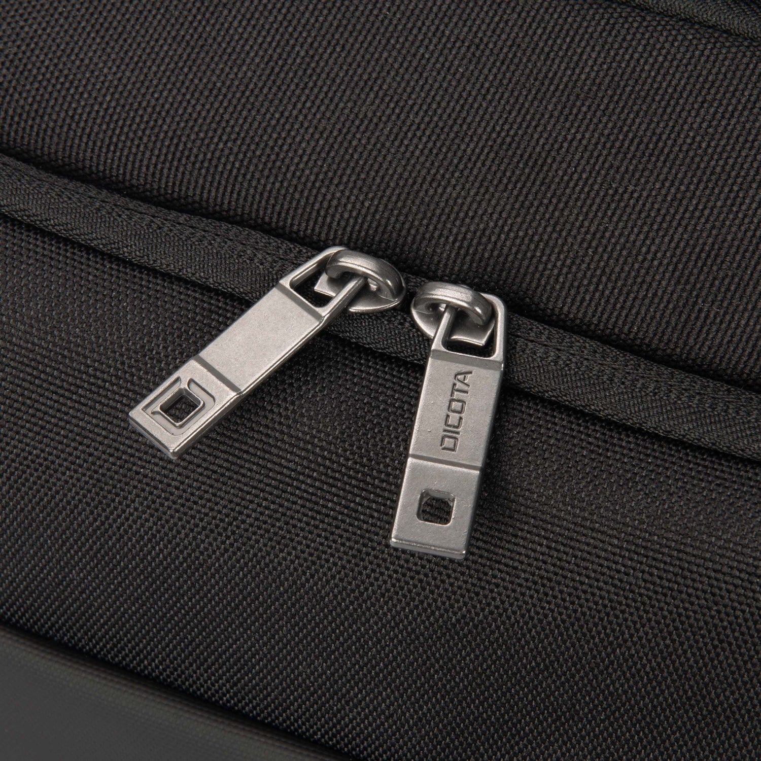 Dicota Top Traveller Dual Five 14-16 Negro