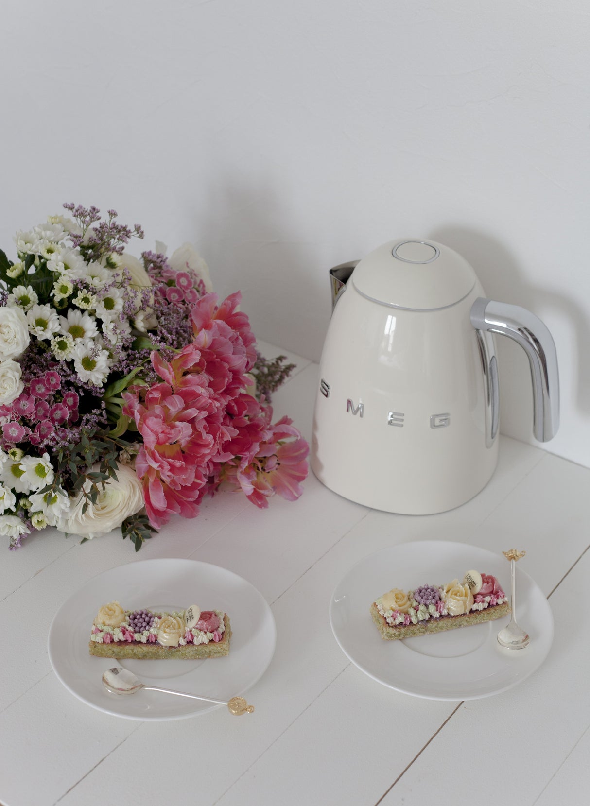 EAN 8017709231378 - Smeg KLF04CREU tetera eléctrica 1,7 L 2400 W Crema de color imagen 16