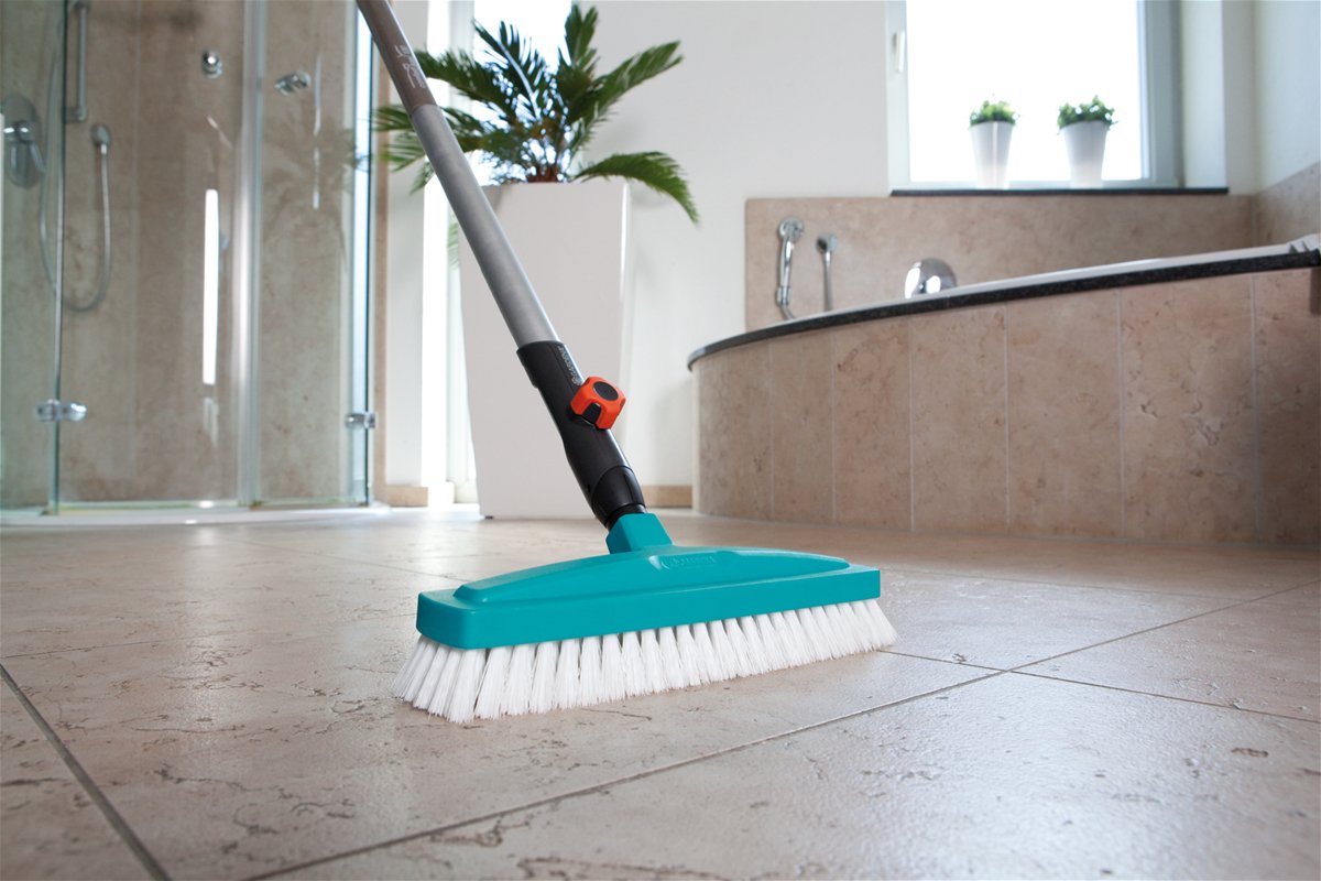 EAN 4078500363907 - Gardena 3639-20 cepillo de limpieza Azul, Blanco imagen 2