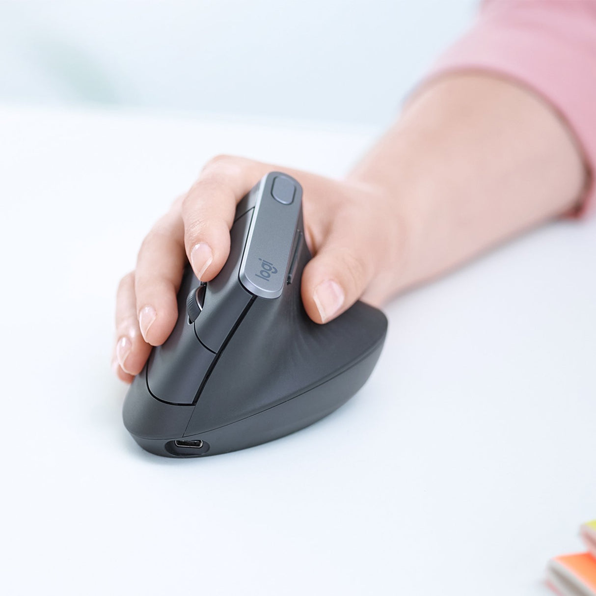 EAN 5099206081901 - Logitech 910-005448 ratón Oficina mano derecha RF Wireless + Bluetooth Óptico 4000 DPI imagen 2