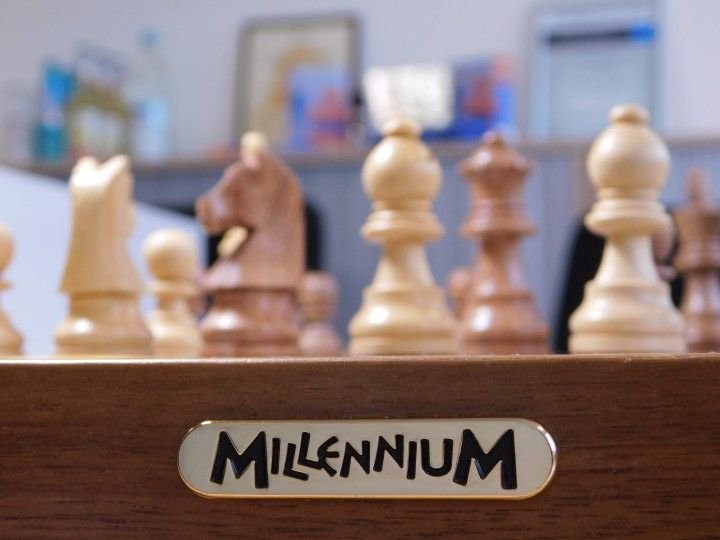 EAN 4032153008301 - Millennium The King Performance Juego de ajedrez Escritorio Internacional imagen 6