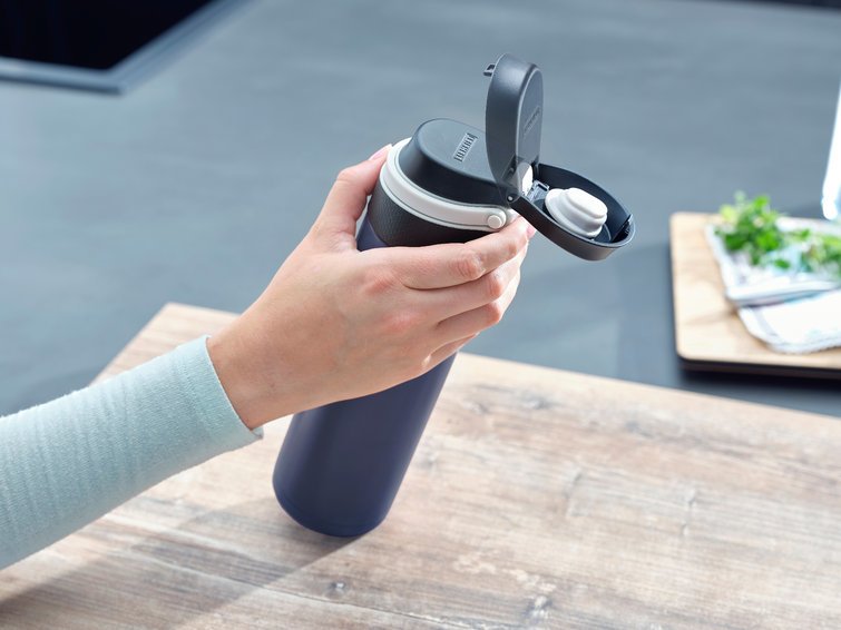 EAN 4006501032751 - Leifheit 03275 taza de viaje 600 ml Negro, Azul Acero inoxidable imagen 3