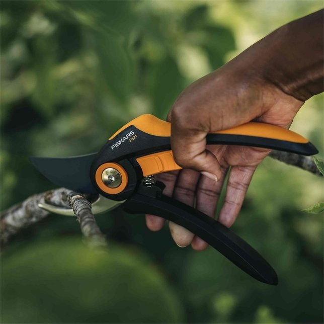 Fiskars Tijeras De Jardín Plus, P521, Cuchillas De Acero Inoxidable, Longitud: 20,1 Cm, Negro/Naranja, 1057167