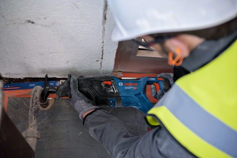 Sierra De Sable A Batería Bosch Professional Biturbo Gsa 18v-28 Professional Solo Azul/Negro, Sin Batería Ni Cargador 06016c0000