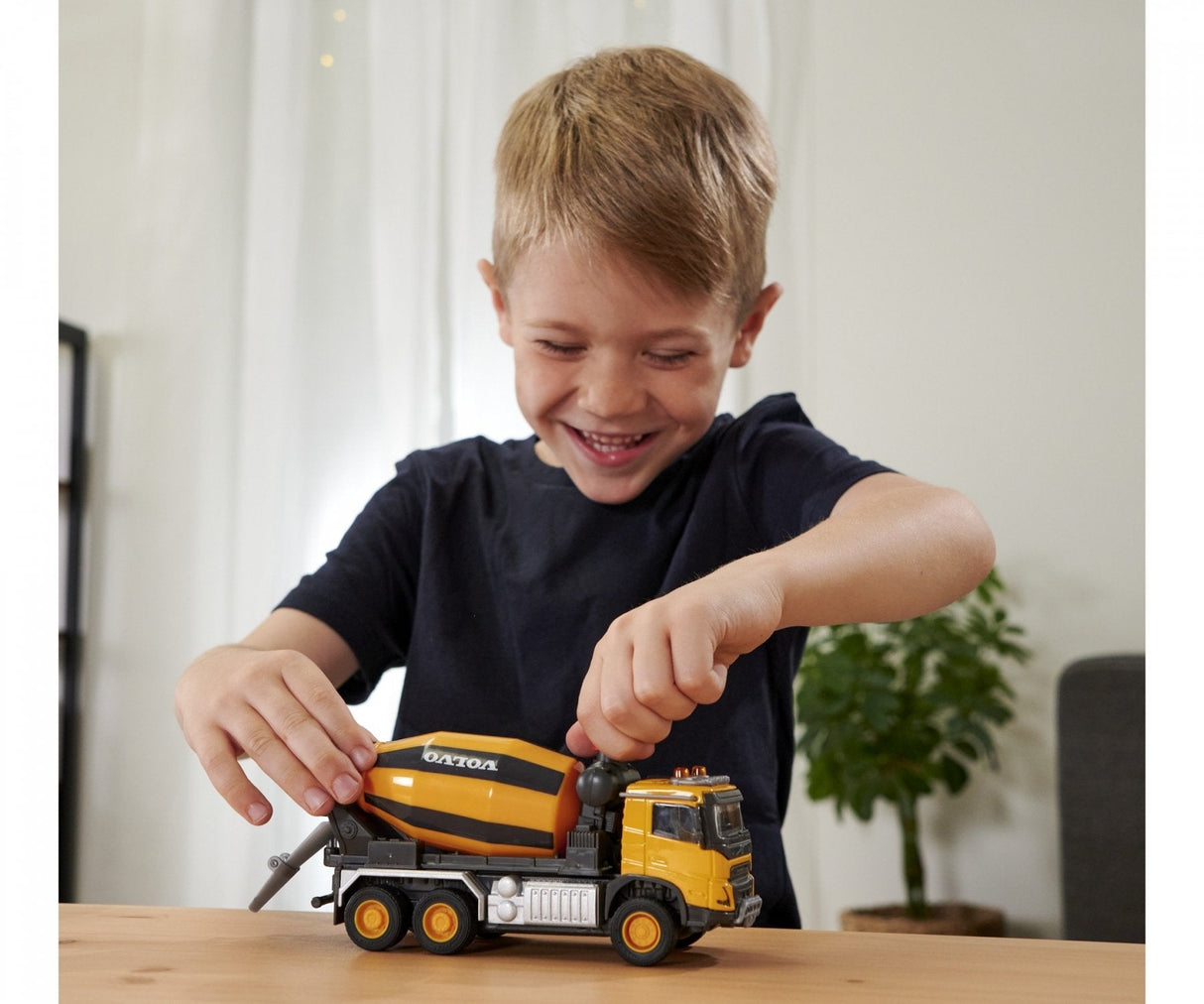 EAN 3467452068229 - Majorette Volvo Truck Cement Mixer imagen 3