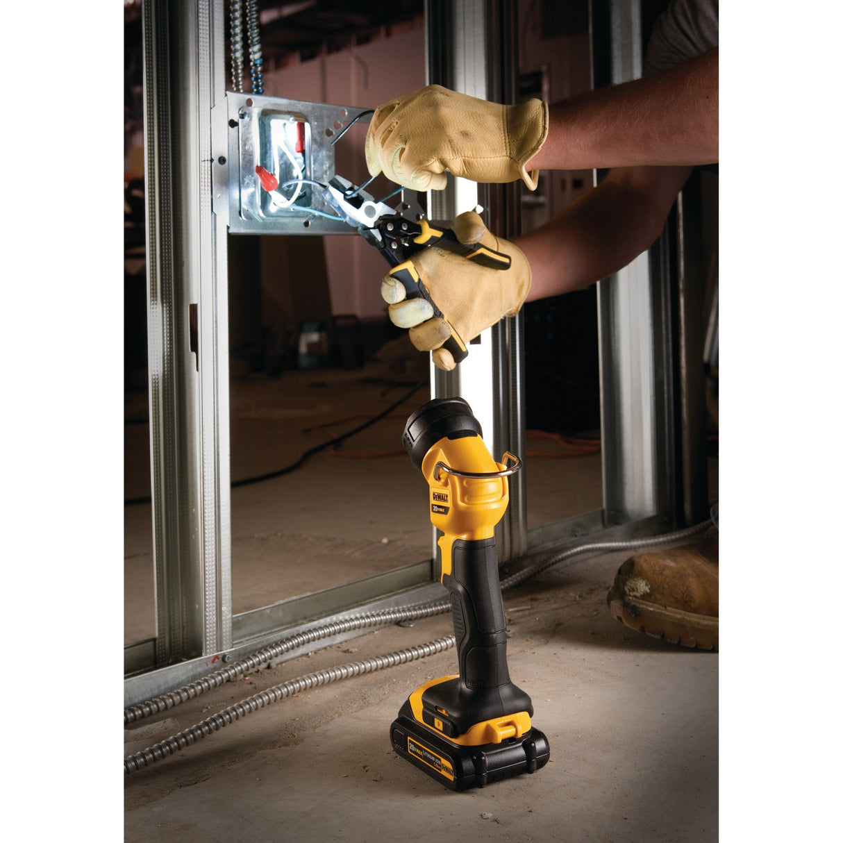 EAN 5035048305560 - DeWALT DCL040 Negro, Amarillo LED imagen 2