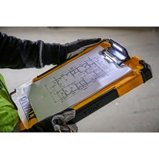 Portapapeles Dewalt Tstak, Base Amarilla/Negra, Con Luz Led De 180° Dwst82732-1