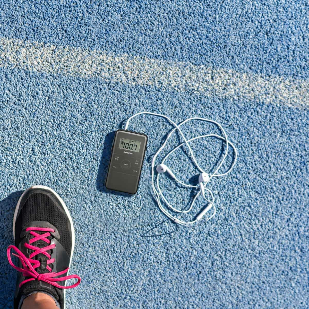 Sangean Dt-140 Negro Radio De Bolsillo Fm Am Batería Recargable