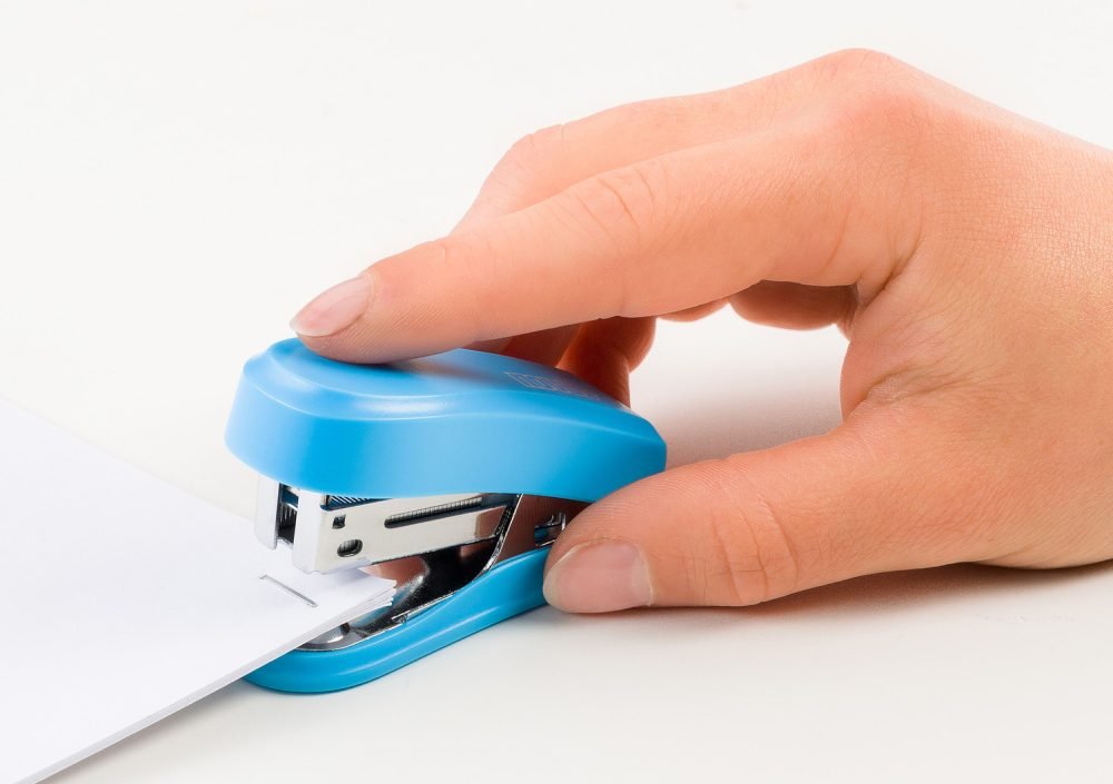 Novus Mini Grapadora Compacta - Hasta 12 Hojas - Grapado Cerrado Y Abierto - Incluye 320 Grapas - Color Azul