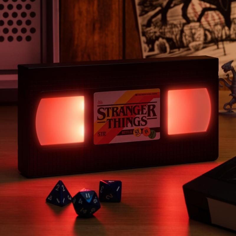 Lámpara Stranger Things Vhs Logo Paladone Redstring Pp9948st