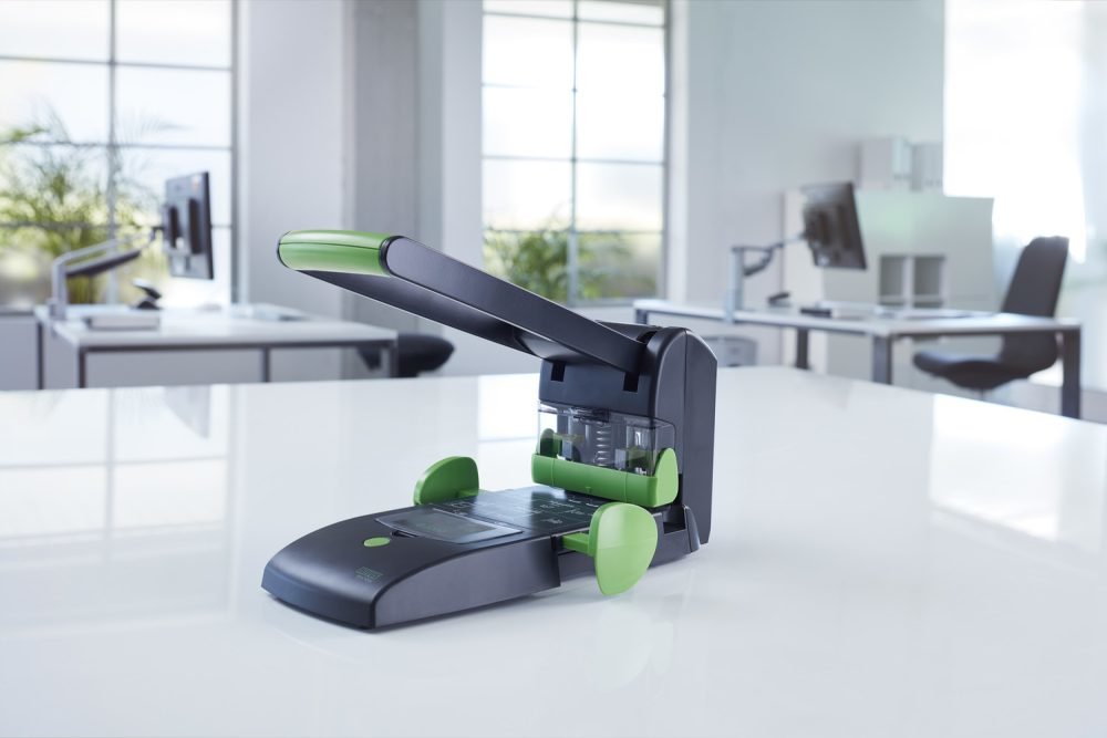 Novus B 2200 Re+New Perforadora Para Gruesos - Fabricado Con Plastico Reciclado - Hasta 200 Hojas - Perforacion De 2 O 4 Agujeros