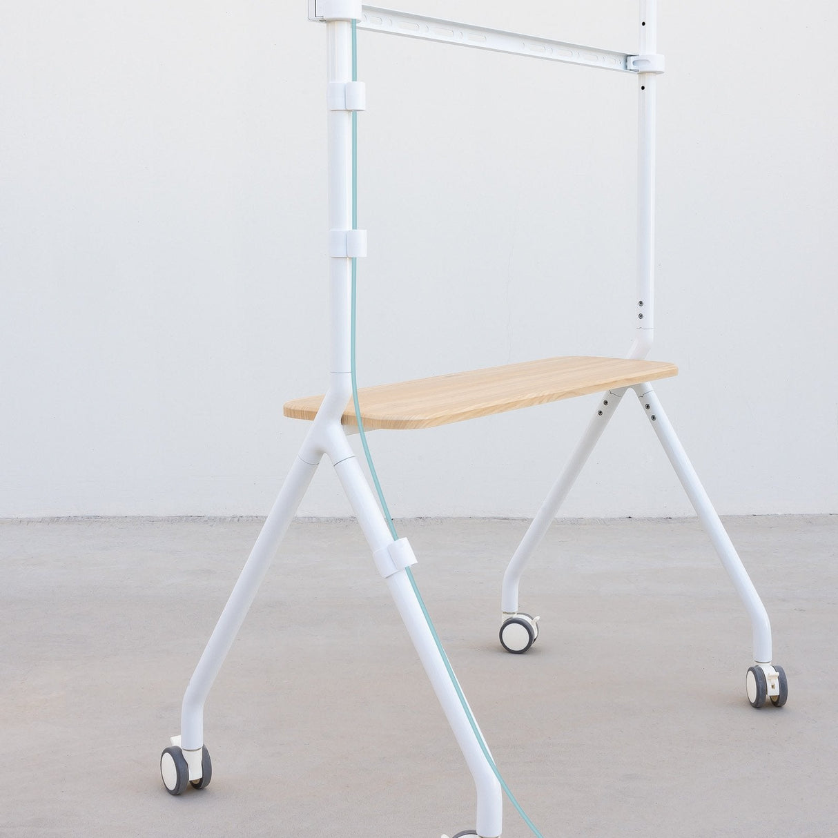 Soporte Suelo Ruedas "Ilove" Pantalla 49-80'' Blanco Tooq