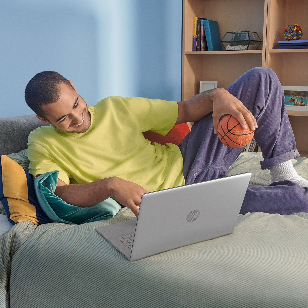 EAN 0197961090253 - HP 17-cn3001ns Intel® Core™ i3 i3-N305 Portátil 43,9 cm (17.3") Full HD 8 GB DDR4-SDRAM 512 GB SSD Wi-Fi imagen 6