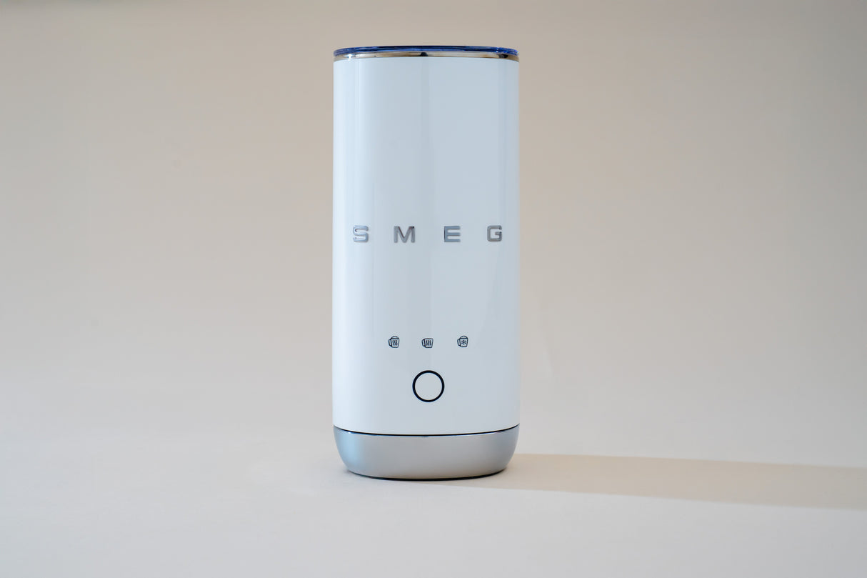 EAN 8017709353148 - Smeg MFF02WHEU espumador o calentador de leche Calentador/espumador de leche automático Blanco imagen 28