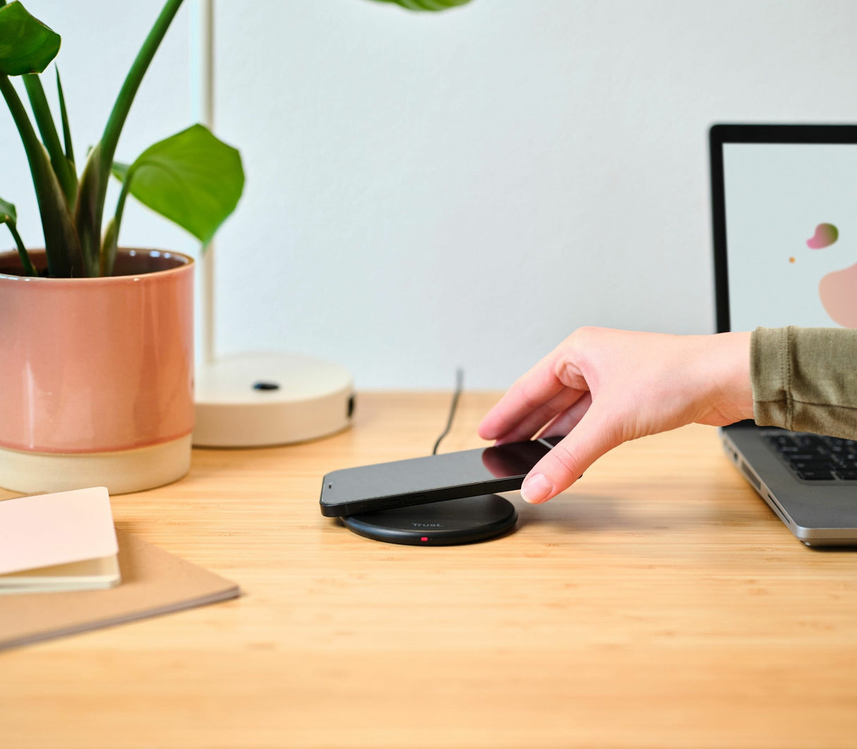 EAN 8713439247848 - Trust Viro Smartphone Negro USB Cargador inalámbrico Carga rápida Interior imagen 7