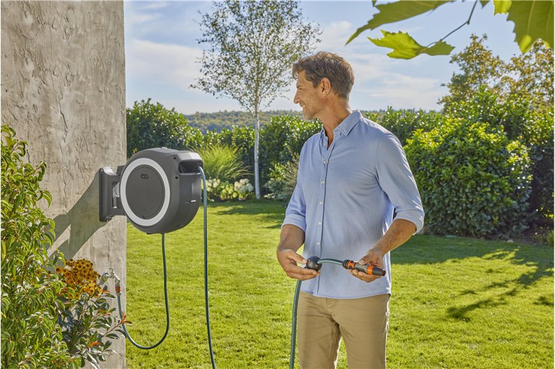 Caja Portamangueras De Pared A Batería Gardena Powerroll Xxl 18v P4a, 40 Metros, Enrollador De Manguera Gris/Blanco, Batería Li-Ion 2,5ah, Power For All Alliance 18647-20