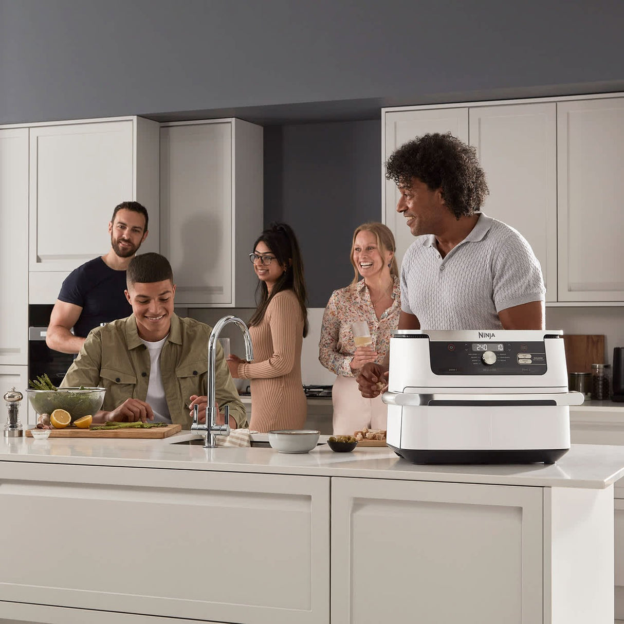 EAN 0622356303842 - Ninja AF500EUWH freidora Doble 10,4 L Independiente 2470 W Freidora de aire caliente Plata, Blanco imagen 5