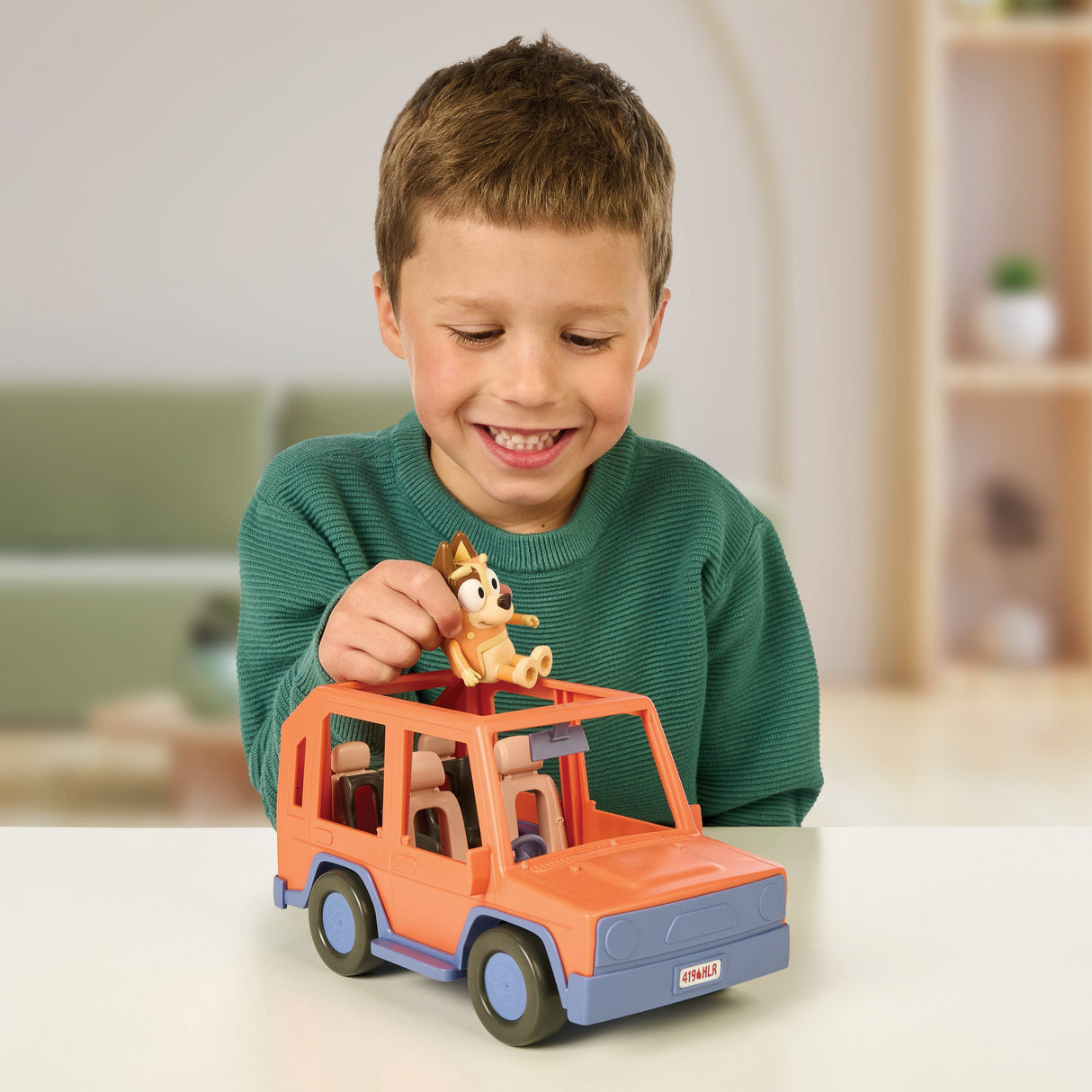 EAN 0630996176610 - Moose Toys Bluey - Heeler Familienausflug 4WD Familienauto imagen 2