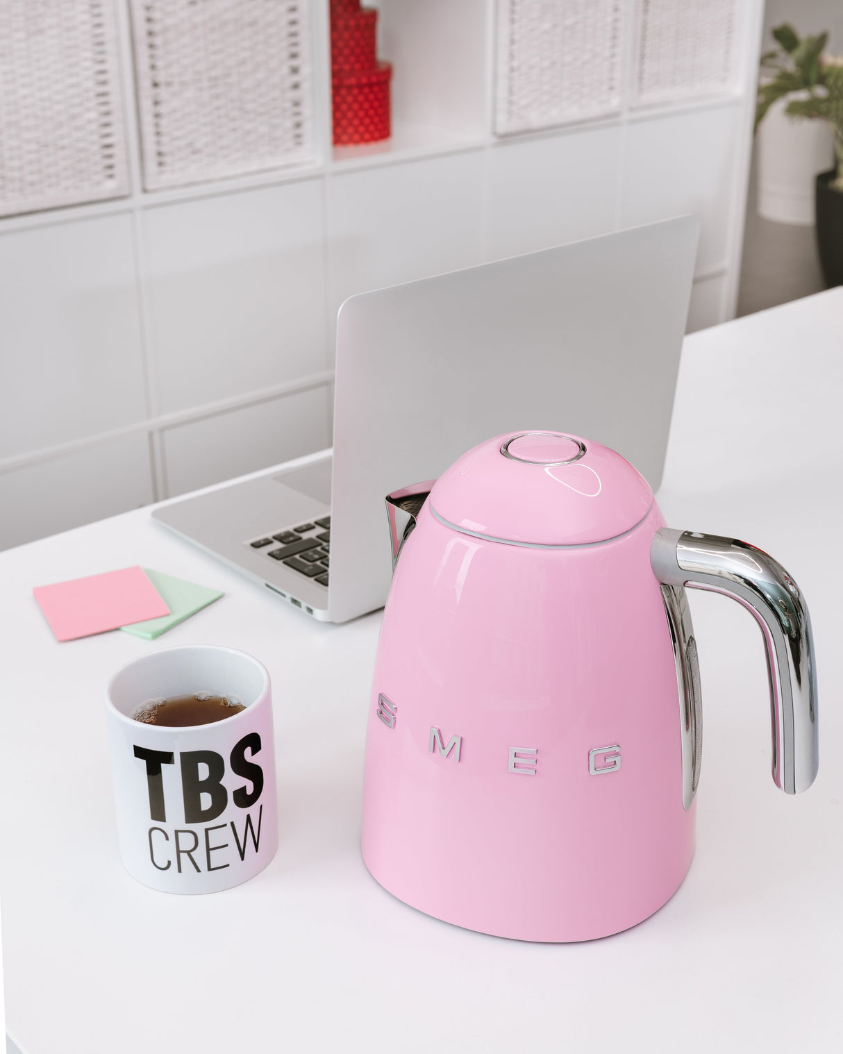 EAN 8017709228033 - Smeg KLF03PKEU tetera eléctrica 1,7 L 2400 W Rosa imagen 8