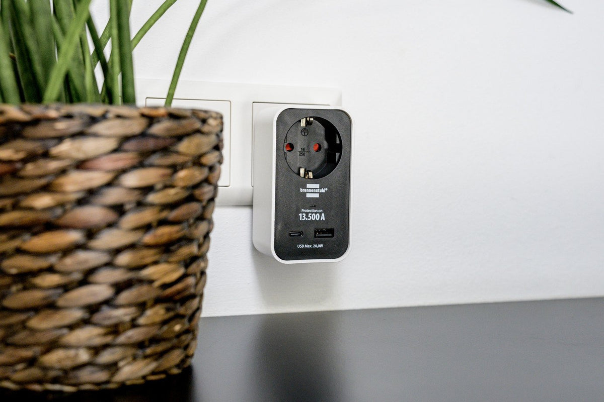 Brennenstuhl Adaptador Con Protección Contra Sobretensiones 13.500 A Usb A Y C