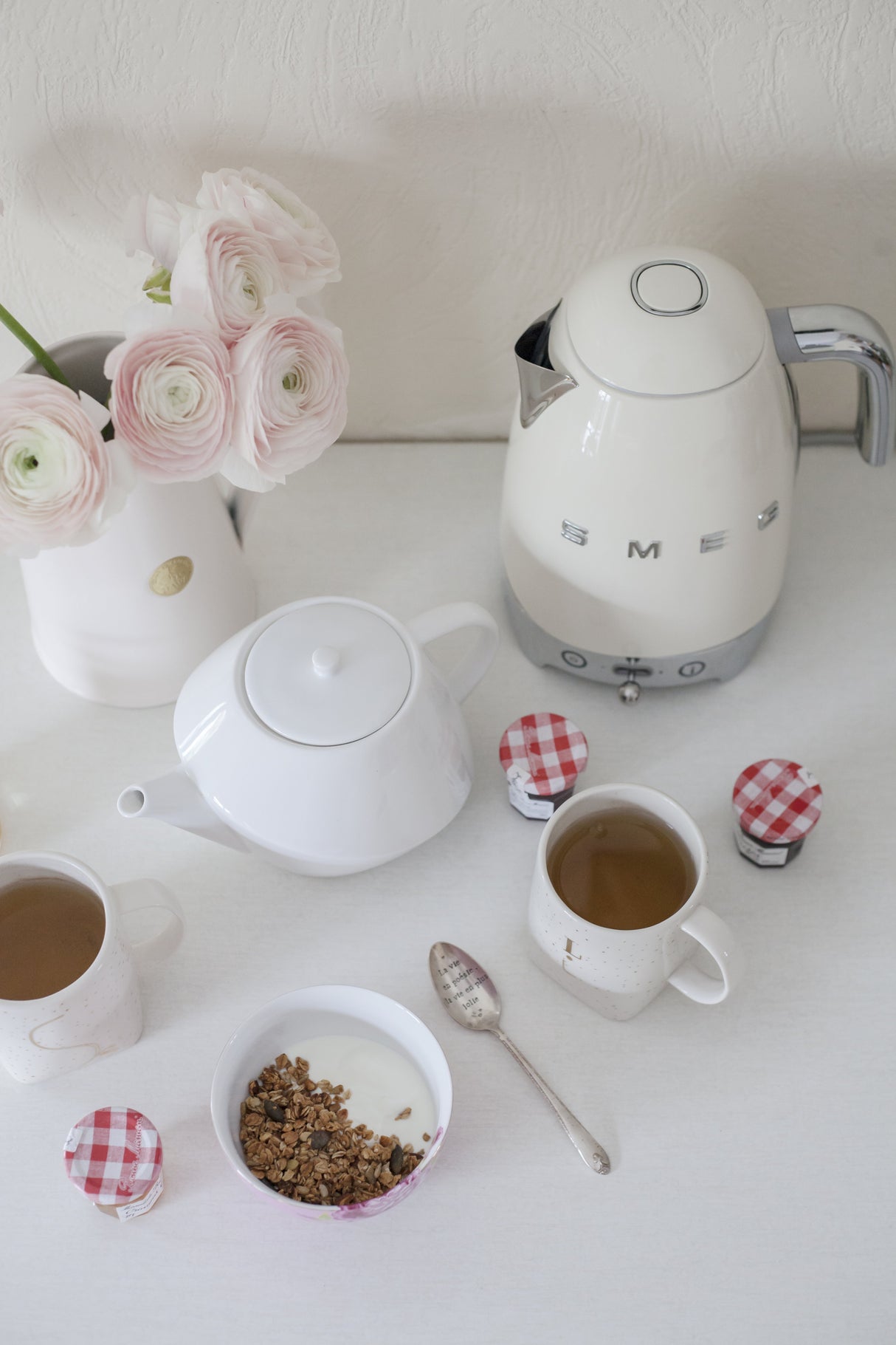 EAN 8017709231378 - Smeg KLF04CREU tetera eléctrica 1,7 L 2400 W Crema de color imagen 18