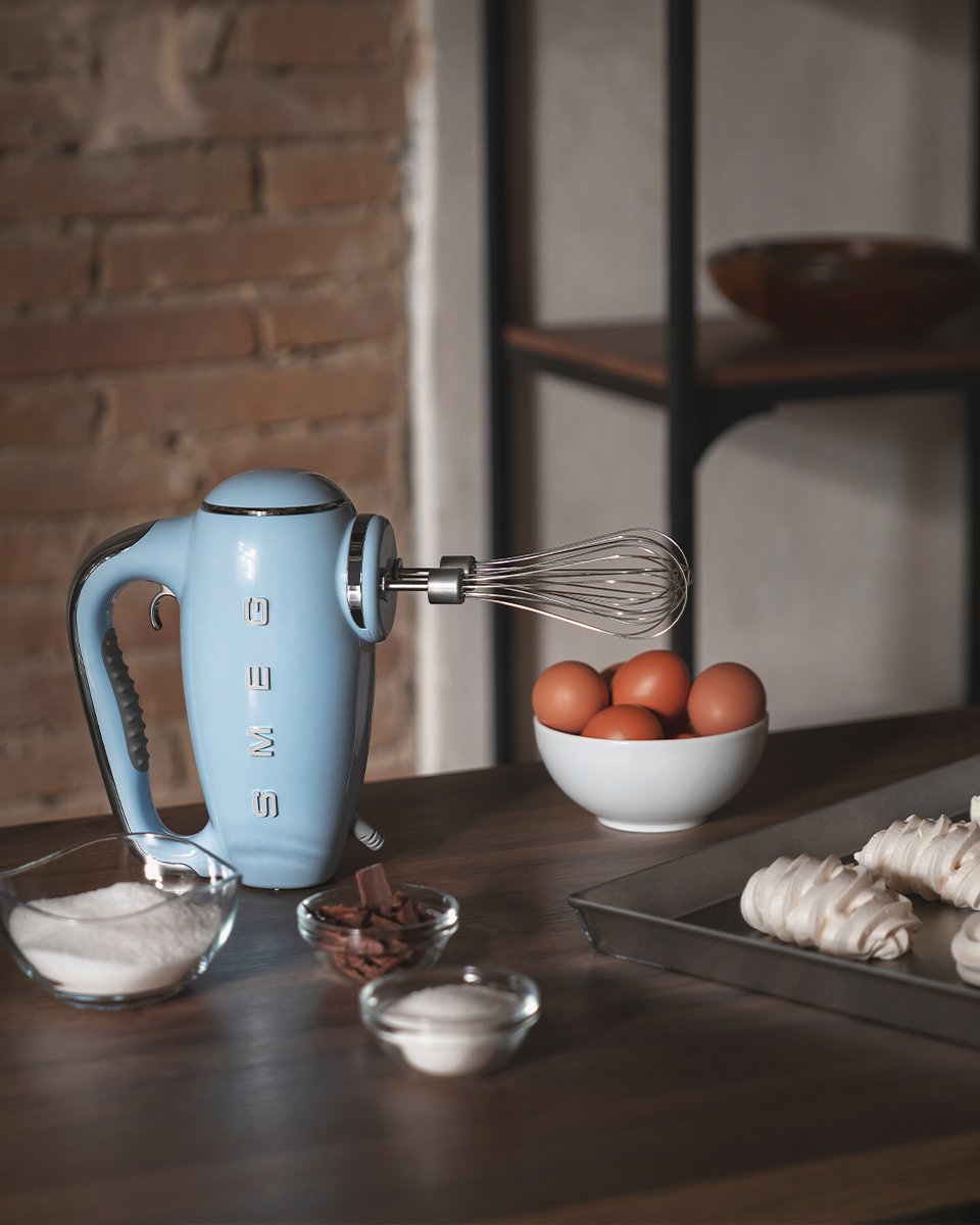 EAN 8017709301842 - Smeg HMF01PBEU batidora Batidora de mano 250 W Azul imagen 12